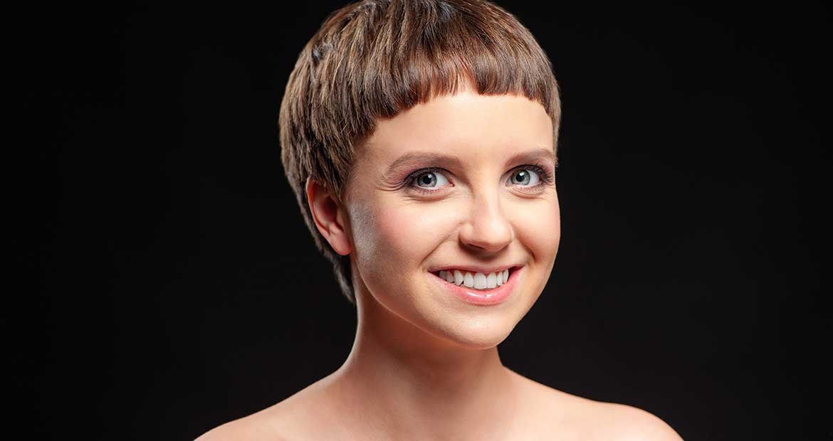 Modelo sorrindo com cabelo igual dos beatles